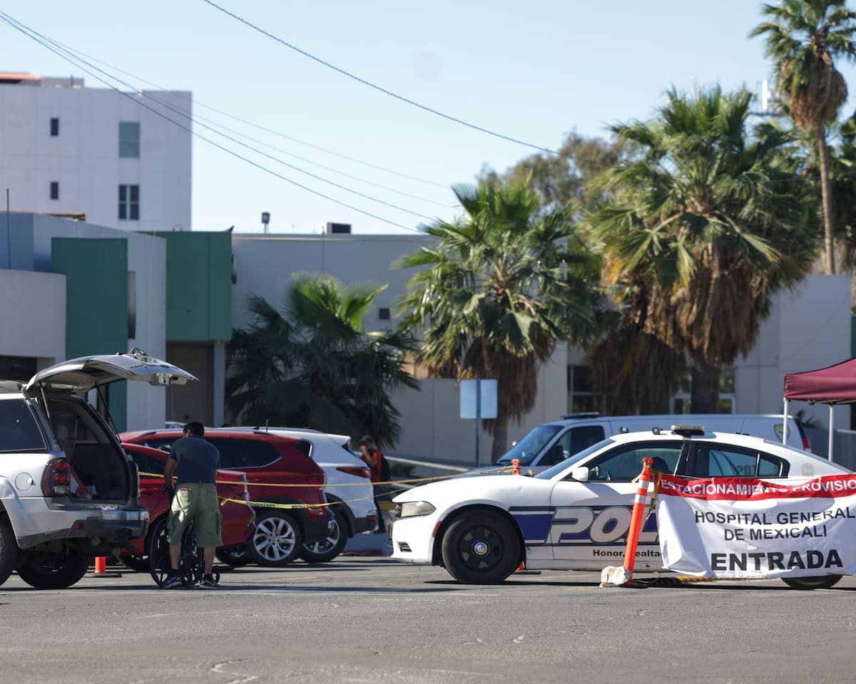 Derechohabientes manifiestan su conformidad por no permitir la cercanía de pacientes vulnerables, teniéndose que estacionar en otros puntos alejados de la zona. Foto: Javier Gallegos