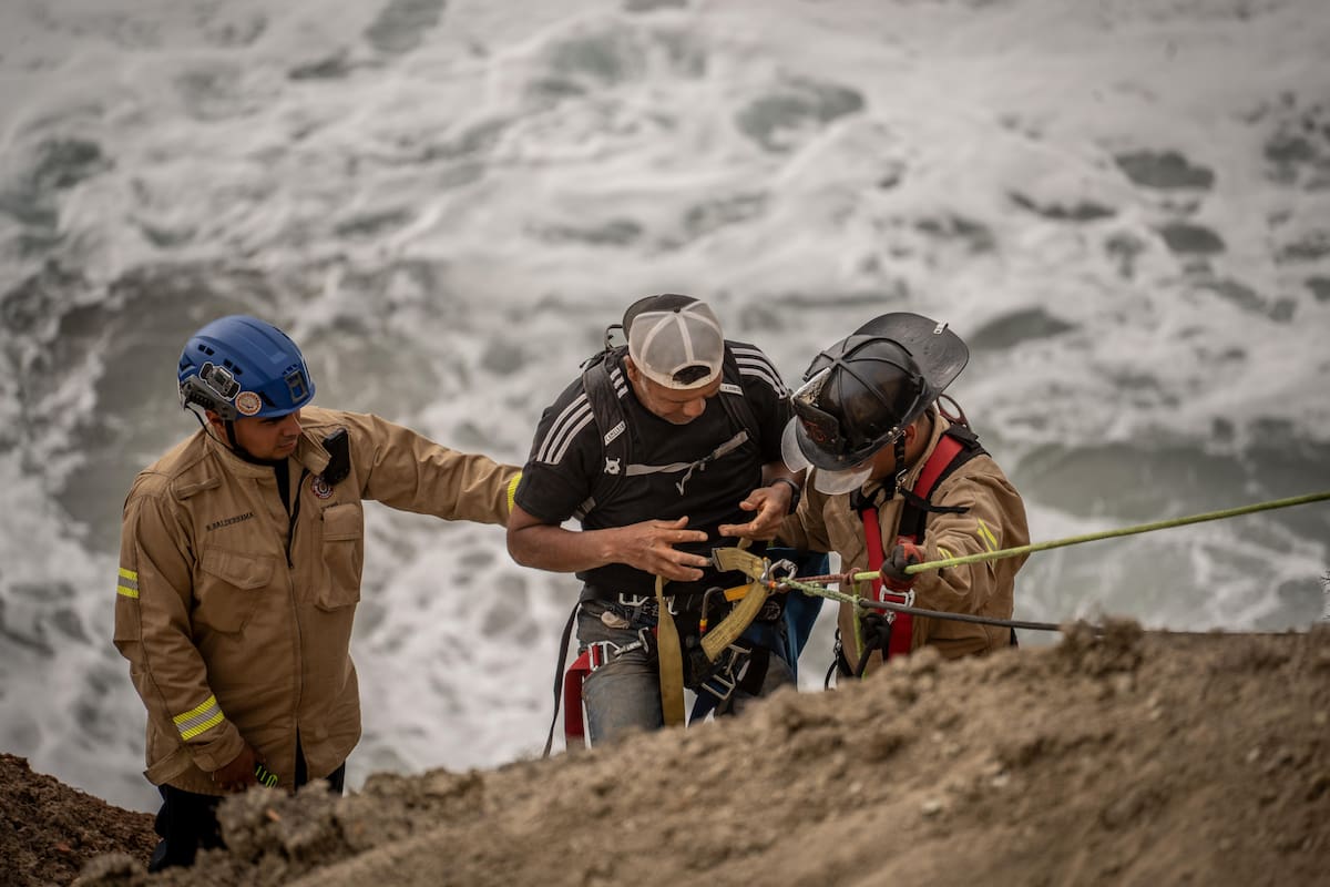 Hombre es rescatado de acantilado por bomberos