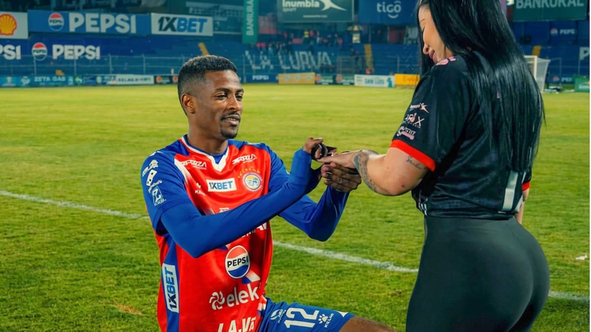 Un futbolista pidió matrimonio en plena cancha tras un partido y tres días después anunció en redes sociales que la relación había terminado, transformando un momento romántico y viral en una ruptura pública inesperada