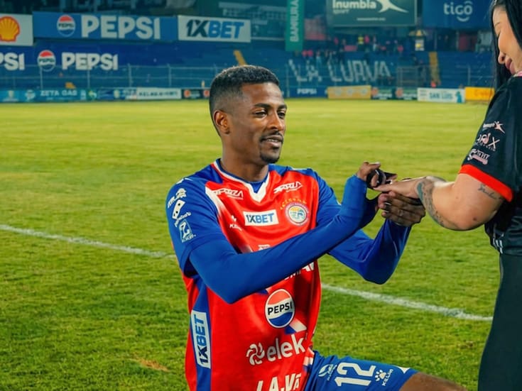 Un futbolista pidió matrimonio en plena cancha tras un partido y tres días después anunció en redes sociales que la relación había terminado, transformando un momento romántico y viral en una ruptura pública inesperada