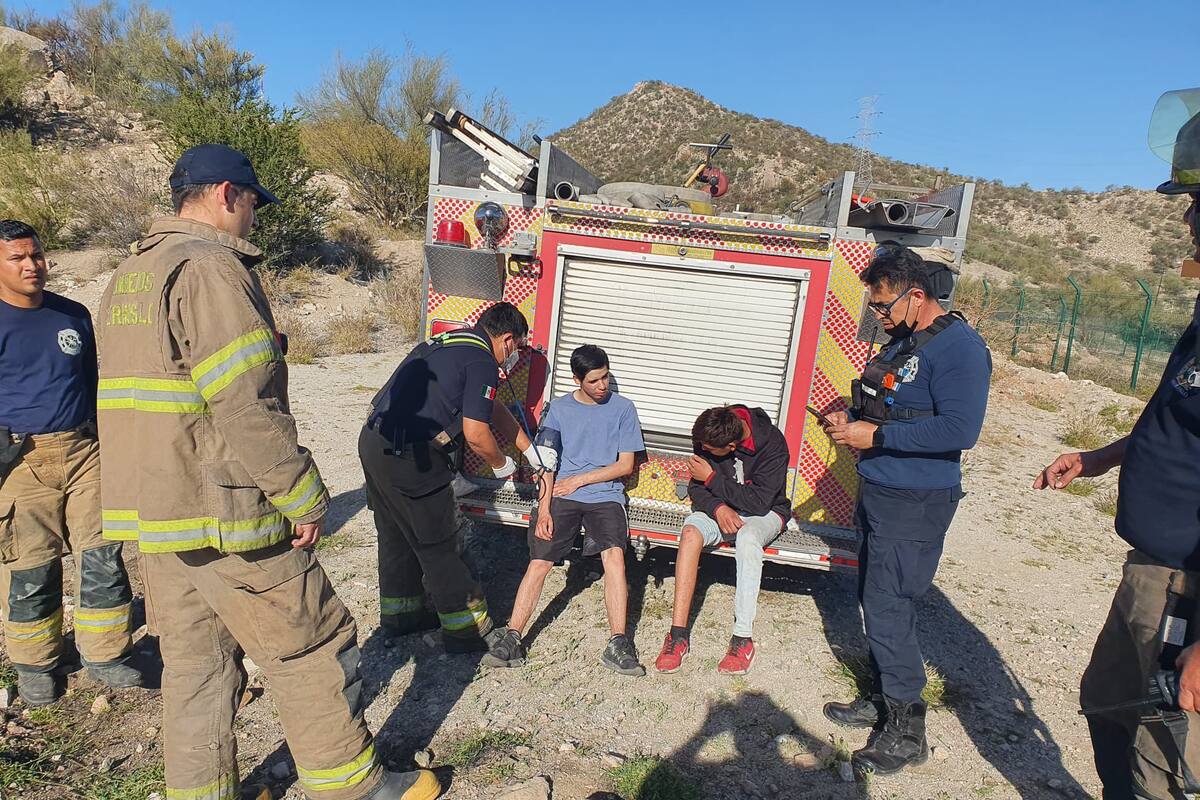 Rescatan a dos niños atrapados en un cerro en Hermosillo