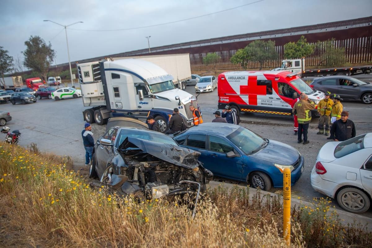 Tres vehículos y un peatón se vieron involucrados en el accidente; no se reportaron lesiones graves. Foto: Border Zoom