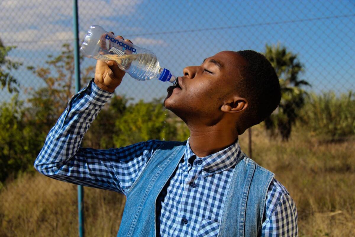 Beber agua en exceso puede ser perjudicial para la salud, advierten especialistas