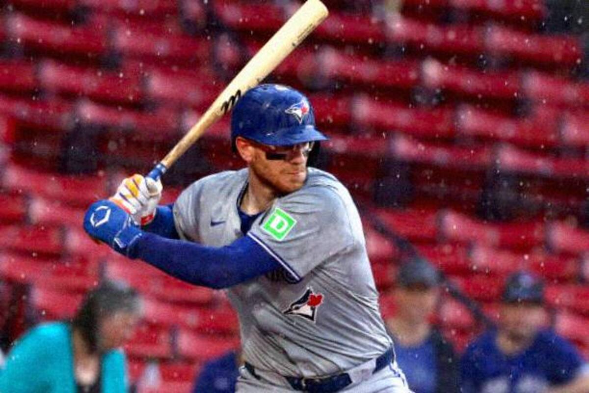 Danny Jansen de los Blue Jays de Toronto bateando bajo la lluvia en el Fenway Park.