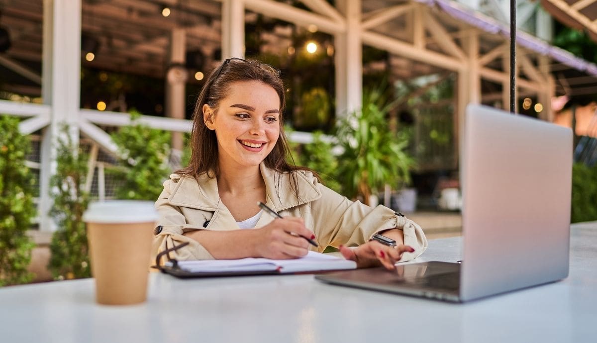 Casi 30% de la Generación Z tiene un segundo empleo, ya sea de medio tiempo o tiempo completo. | Foto: Magnific