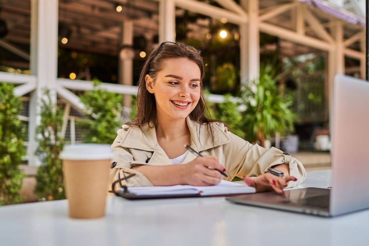 La Generación Z en México renuncia a sus empleos si carecen de desarrollo profesional y busca puestos con mentorías y capacitación para reducir el estrés laboral, mientras el 68% recurre a proyectos freelance