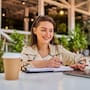 La Generación Z en México renuncia a sus empleos si carecen de desarrollo profesional y busca puestos con mentorías y capacitación para reducir el estrés laboral, mientras el 68% recurre a proyectos freelance