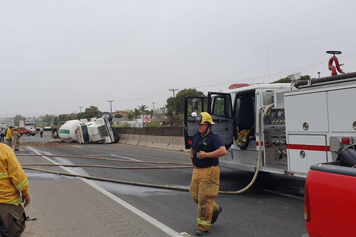 Volcadura de camión con cemento causa caos vial en Rosarito