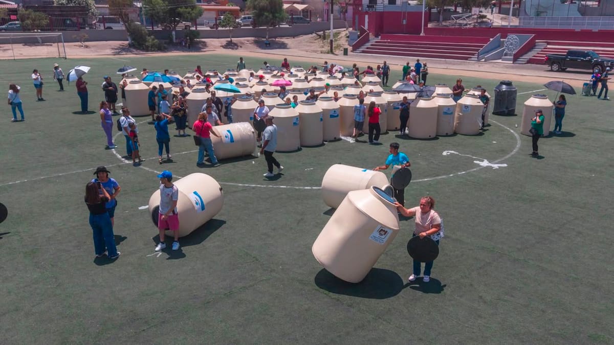 El Gobierno Municipal entregó tinacos a familias de la Zona Este para fortalecer el almacenamiento de agua y reducir las afectaciones por interrupciones del servicio. Foto: Border Zoom.