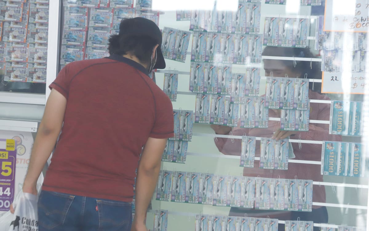 El señor Jesús Romero llegó a comprar su "cachito" para la rifa del "avión presidencial" a la agencia de Lotería Nacional ubicada en el Centro.