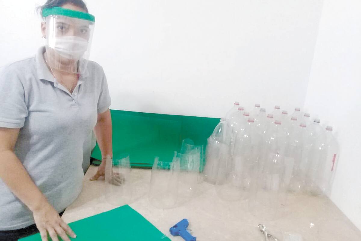 Enfermera del IMSS elabora caretas con botellas de plástico