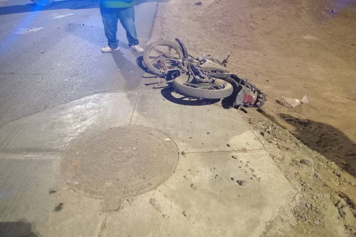 Choque entre camioneta y motocicleta deja un menor muerto y otro herido