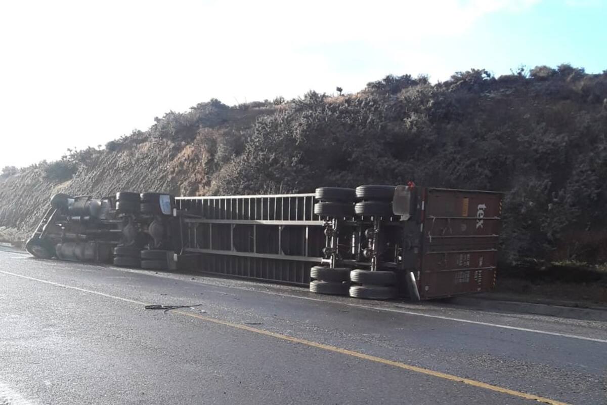 Deslaves y volcaduras en la Zona Sur por lluvias