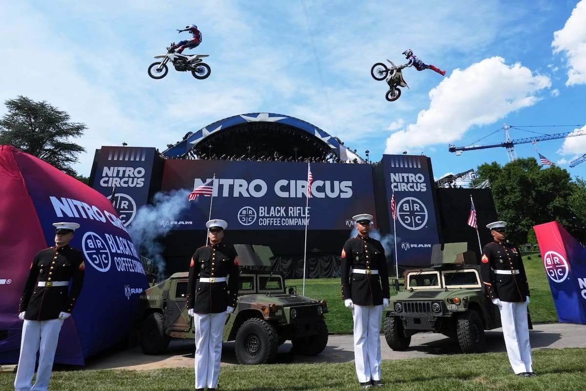Atletas de deportes de motor y especialistas en acrobacias realizan un salto en motocicleta antes de las peleas de UFC Freedom 250 en el jardín sur de la Casa Blanca, el sábado 13 de junio de 2026, en Washington. | Crédito: AP/Alex Brandon, Pool