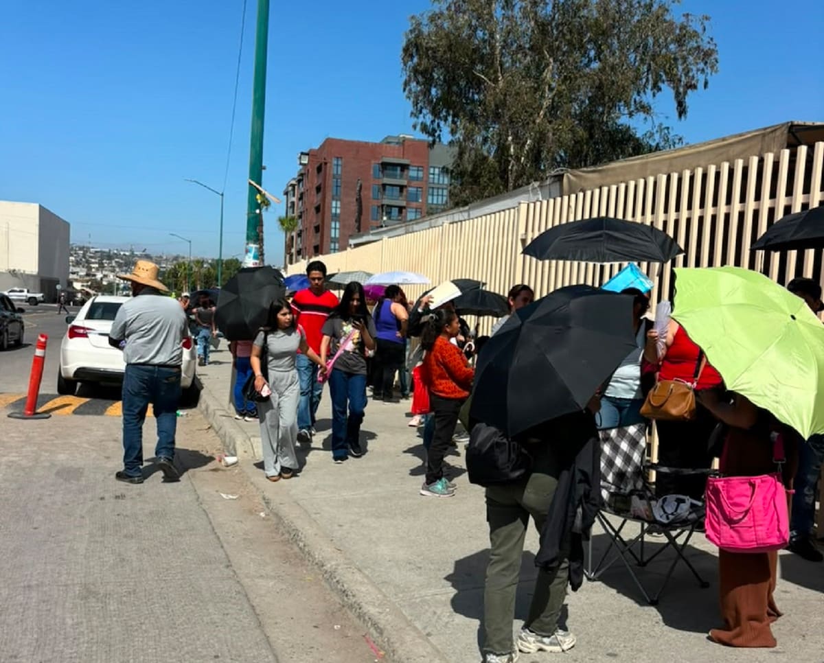 Desde la noche del lunes y la madrugada del martes, cientos de mujeres hicieron fila en el Cobach Nueva Tijuana para solicitar la Tarjeta Violeta, cuyo registro concluirá el 31 de julio. Foto: Lorena Salinas