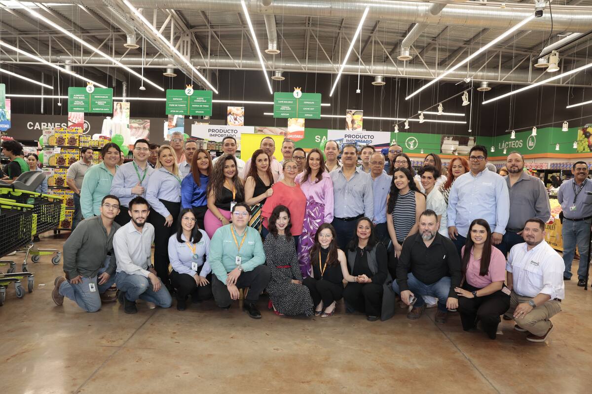 Directivos y empleados de Abarrey se toman la foto del recuerdo en la nueva sucursal Palermo, localizada por el bulevar Morelos.