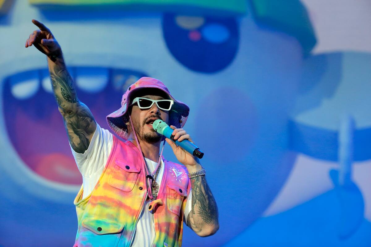 El cantante J Balvin se presenta en el festival Coca-Cola Flow Reggaeton en la Ciudad de México, el sábado 23 de noviembre de 2019. (AP Foto/Ginnette Riquelme)