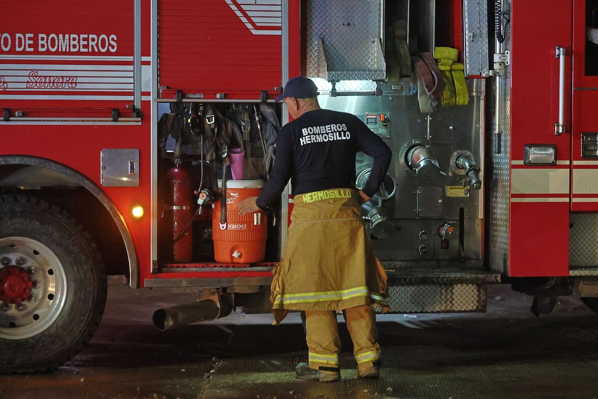 Elementos del Departamento de Bomberos rescataron a un joven la noche del martes. FOTO: BANCO DIGITAL