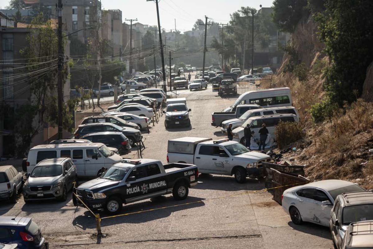 Elementos de la Fiscalía General del Estado procesaron la escena donde fueron localizados los restos humanos en la colonia Panamericano. Foto: Border Zoom.