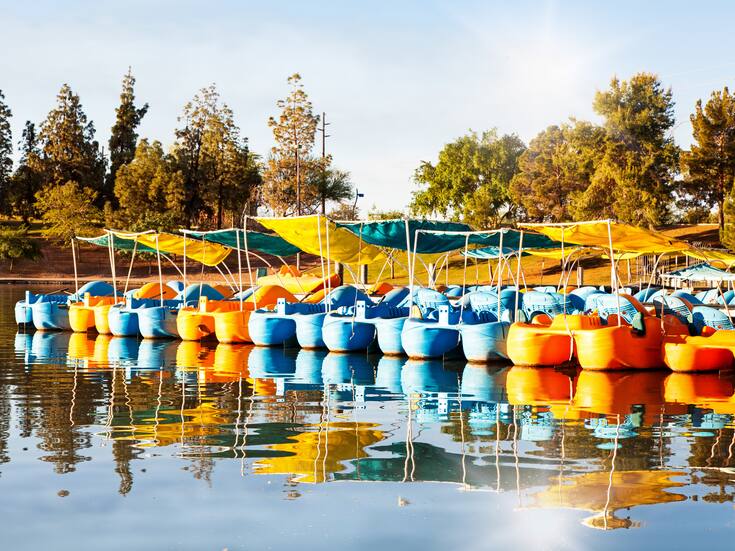 Vive la aventura acuática en Tempe: parques temáticos, olas y paseos en barco