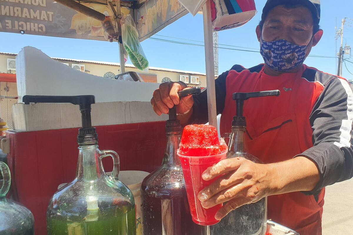 Fidel prepara raspados con mucho cariño