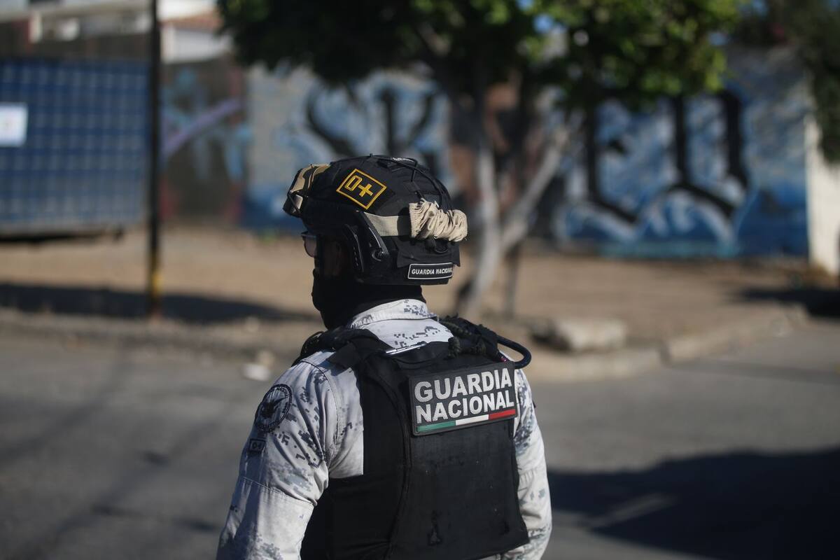 Localizan persona sin vida dentro de un Ford Mustang