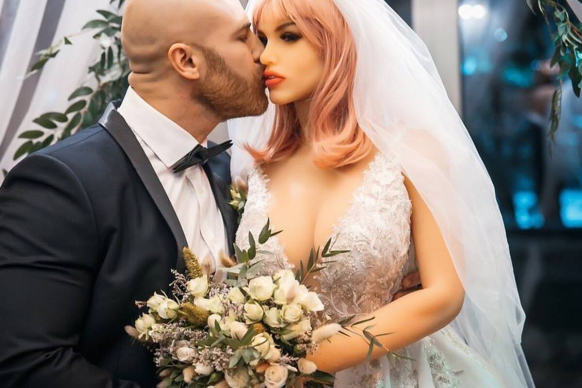 Un sujeto contrajo matrimonio con su muñeca inflable