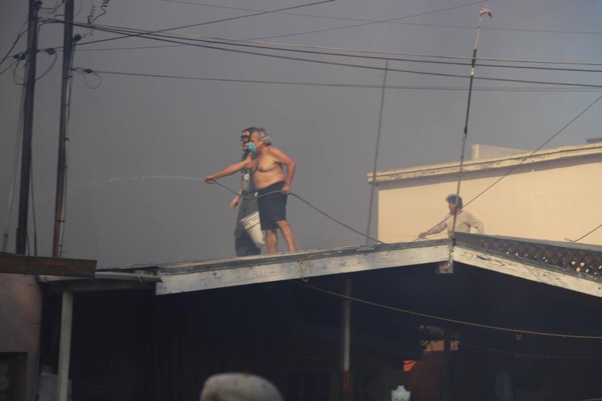Se unen bomberos y vecinos para sofocar incendio