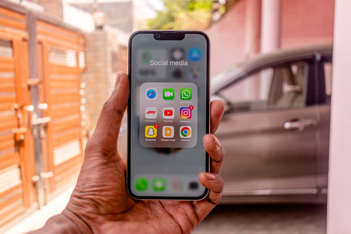 A través de un ícono que se muestra tanto en celulares Android como en dispositivos iOS, que alguna aplicación está usando el micrófono o la cámara en ese momento, lo que no necesariamente es indicio de que la seguridad ha sido vulnerada. | Foto: Pexels