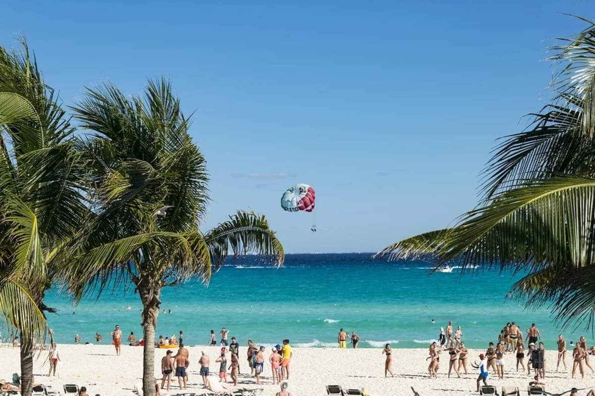 Anuncian cierre de playas en Cancún por Covid-19