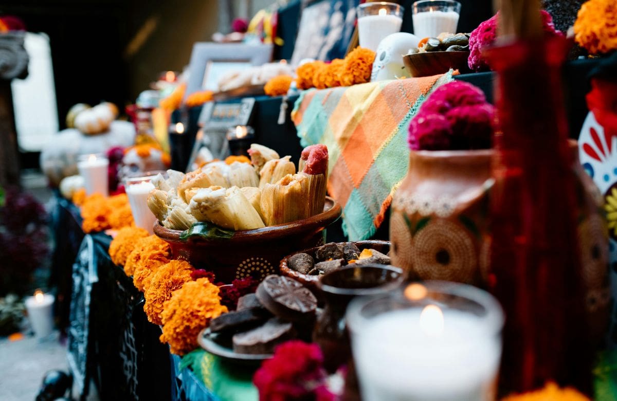 Por ello, es más preciso describirla como una costumbre contemporánea que ha ganado popularidad, en lugar de presentarla como una tradición oficial. Crédito: canva