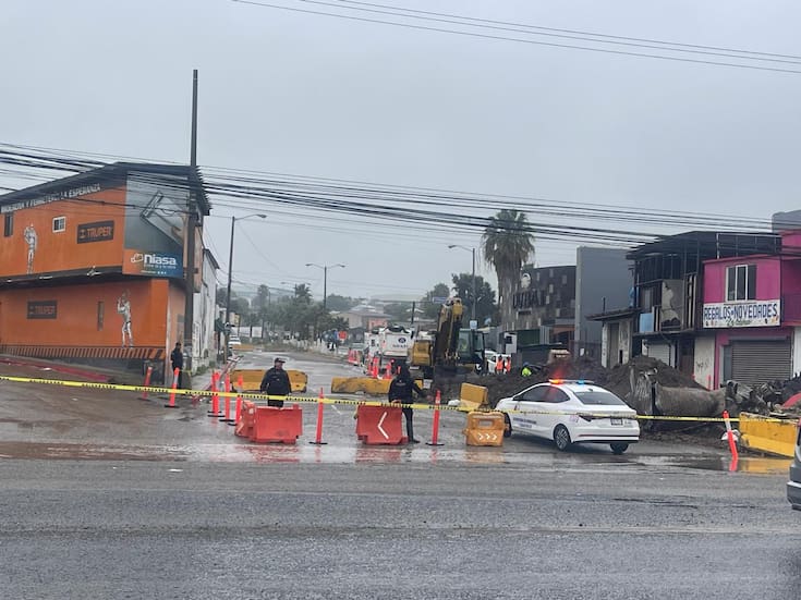 Cierran tramo del bulevar Hisense por socavón en en Rosarito