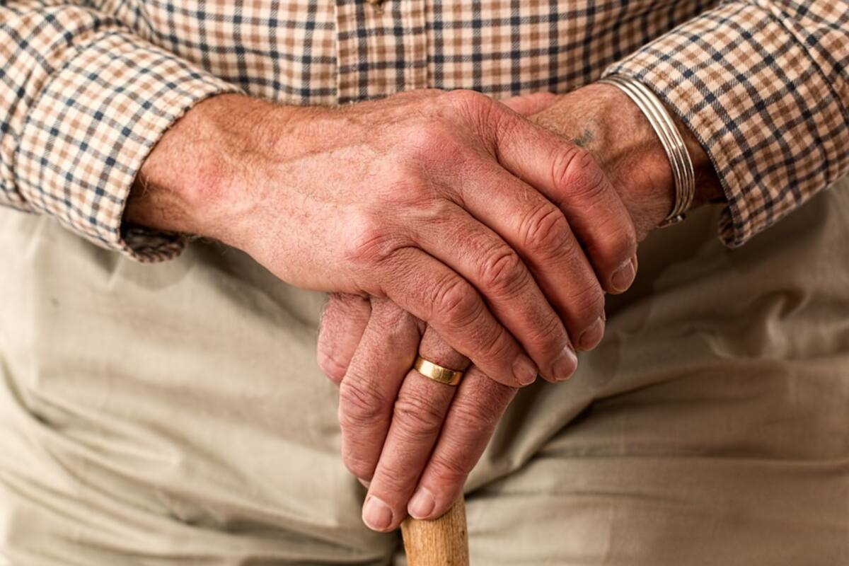 Acusan a hombre de 93 años que arrolló a su víctima de 73 en EU