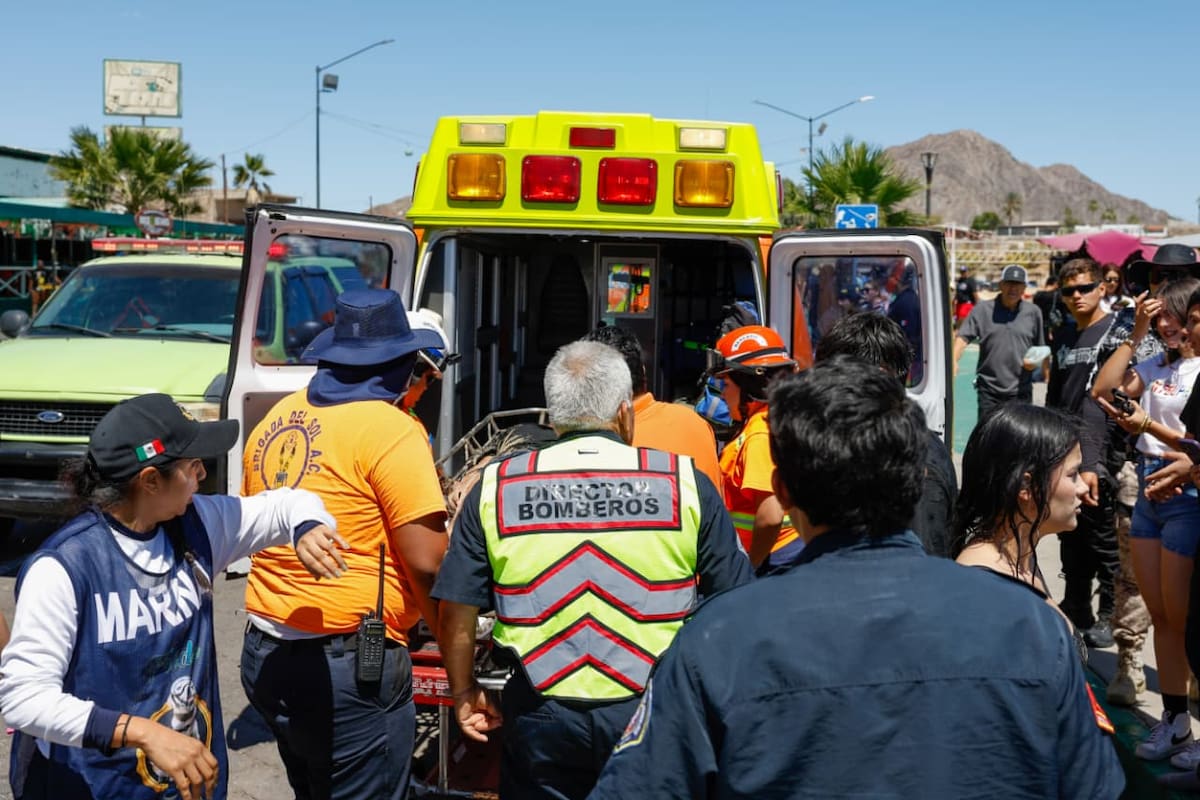 Marino rescata a dos jóvenes de ahogarse en el malecón de San Felipe durante Semana Santa