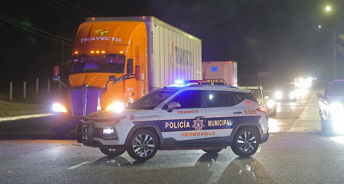 El automóvil presentó severos daños en la parte trasera. Testigos indicaron que el conductor quedó inconsciente tras el impacto. Foto: Redacción GH
