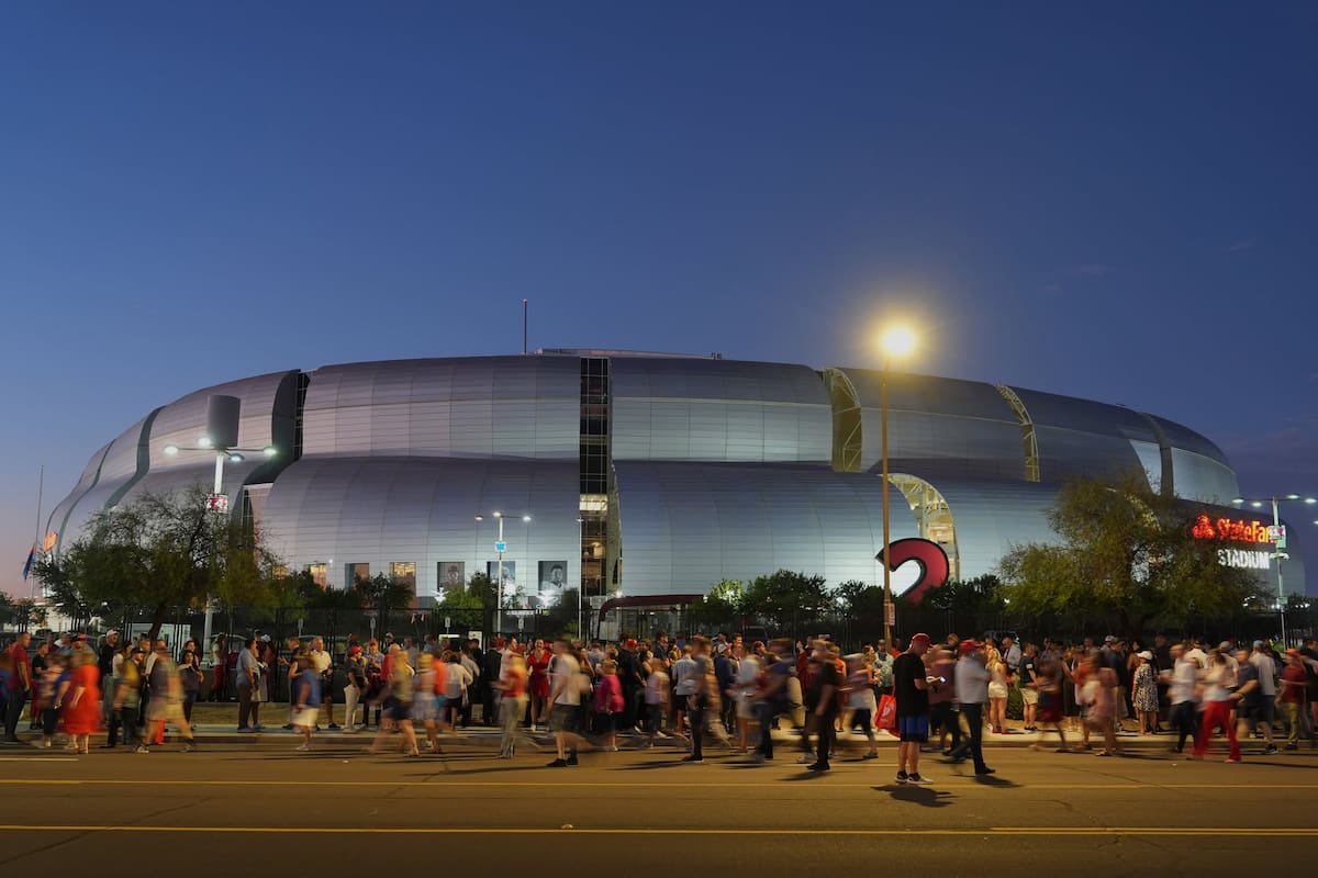 Gente hace fila previo al homenaje al activista conservador Charlie Kirk, el domingo 21 de septiembre de 2025, en el estadio State Farm de Glendale, Arizona. (AP Foto/Jae C. Hong)