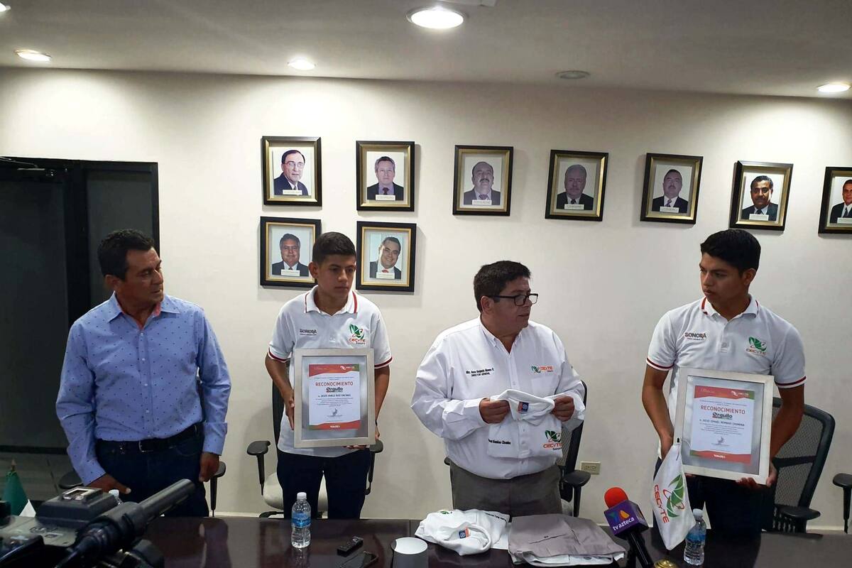 Reconocen a jóvenes de Cecytes por entregar bolsa con 9 mil pesos