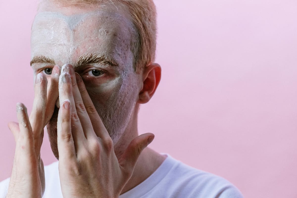 Exfoliación para hombres: por qué y cómo hacerla bien