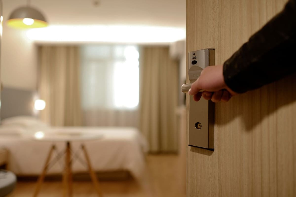 Hallan sin vida a agente y cadete de SSPE en hotel de Chihuahua; investigan homicidio-suicidio