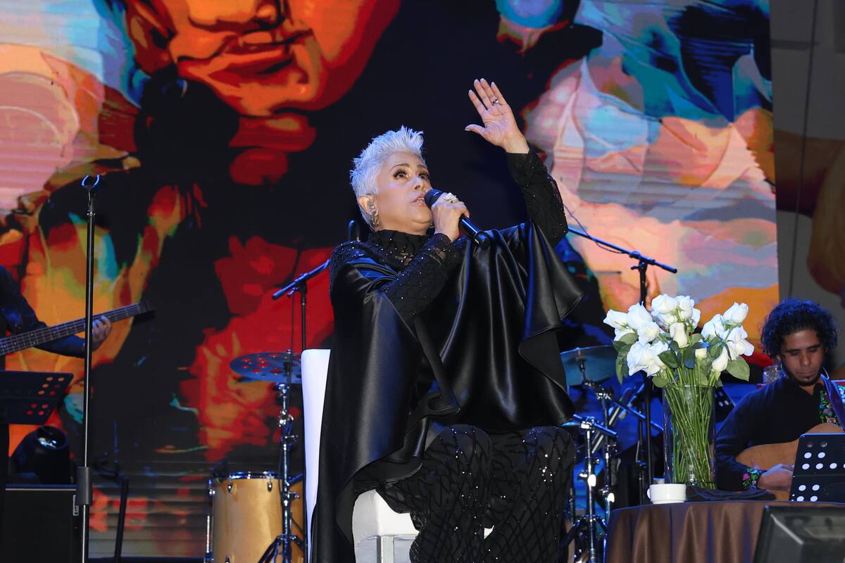 Eugenia León fue recibida con aplausos al aparecer anoche en la Plaza Alonso Vidal en las Fiestas del Pitic 2024. FOTO: GERARDO GONSÁLEZ