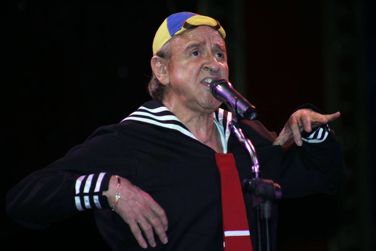 Carlos Villagrán como Paty Navidad... no cree en el Covid-19