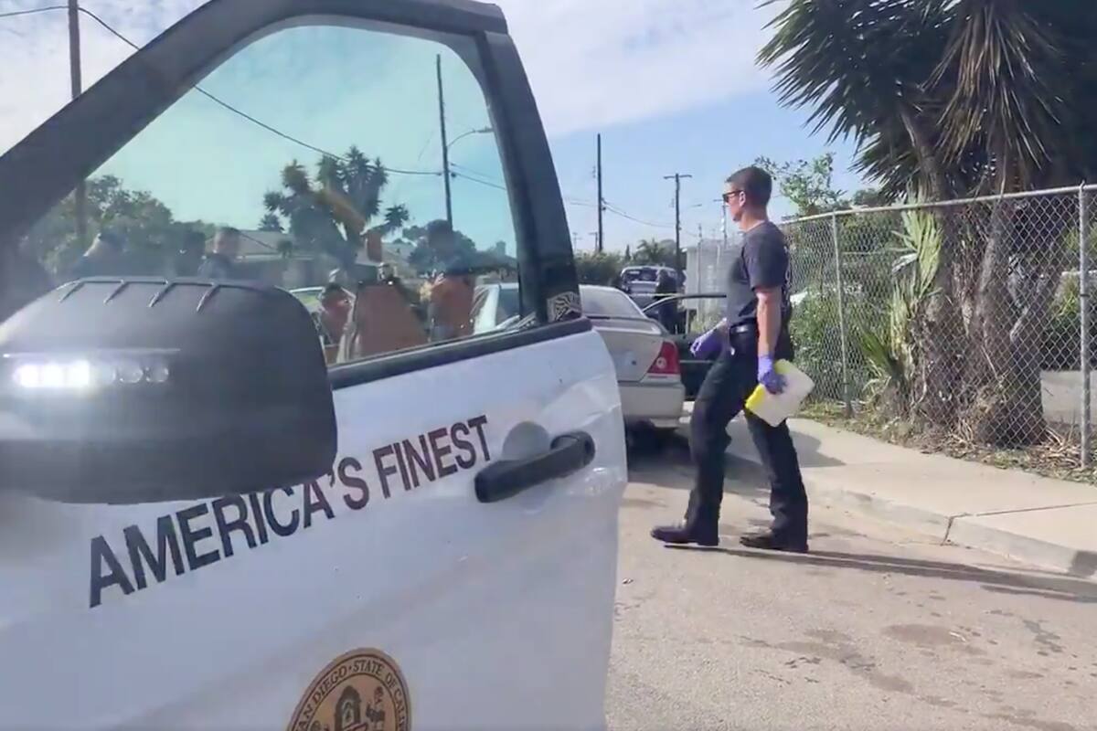 Encuentran a hombre muerto detrás del volante en SD