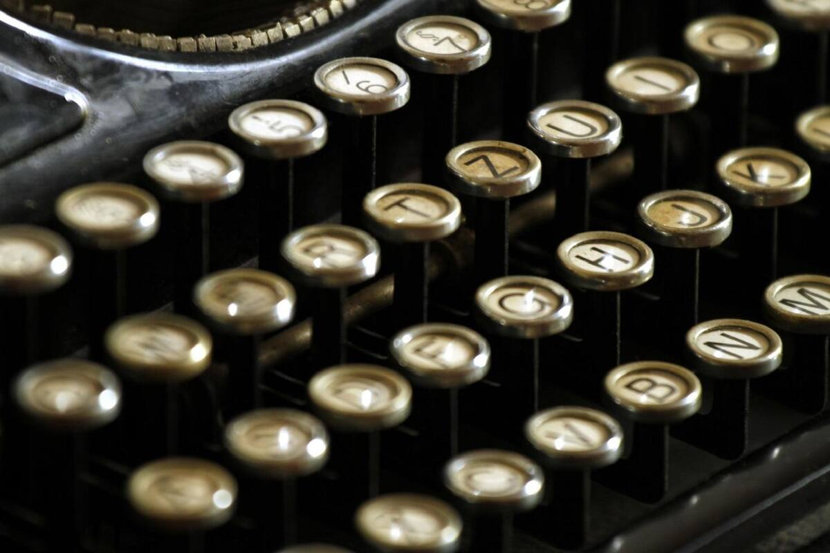 Elaboran poemas con máquina de escribir para transeúntes en Barcelona