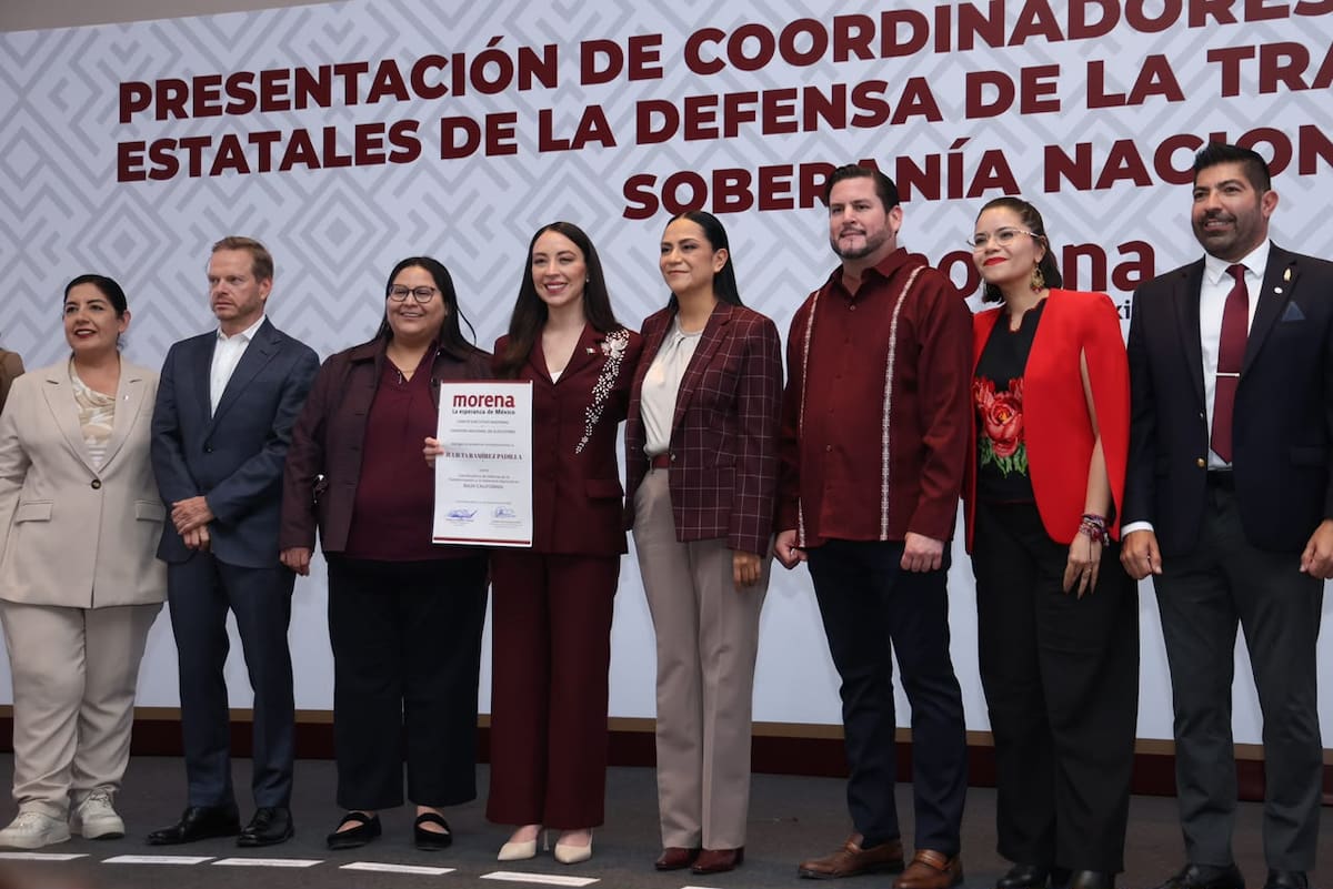 Julieta Ramírez Padilla sostiene la boleta con el resultado de la elección interna de Morena en Baja California, acompañada por los demás aspirantes al proceso de selección. Foto: Cortesía / Border Zoom