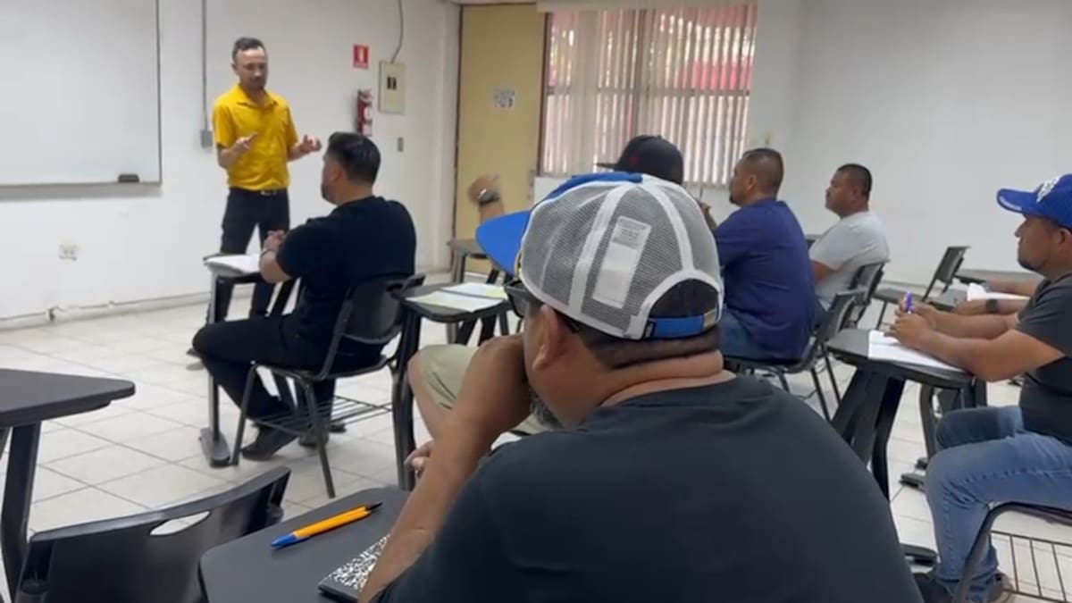 Por miedo a perder su visa, chóferes aprenden inglés