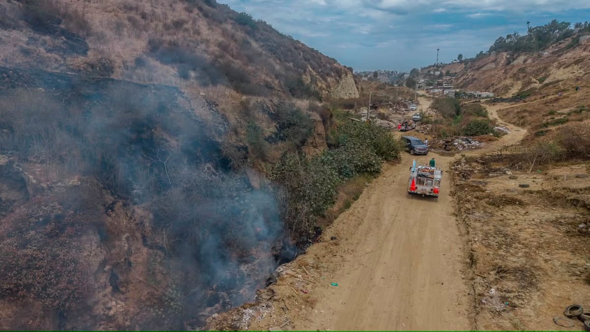 Un incendio en un tiradero clandestino de la colonia Milenio dañó una línea de conducción de agua potable, lo que provocó afectaciones al servicio en varias colonias de Tijuana.
Fotos: Omar Martínez / Border Zoom.