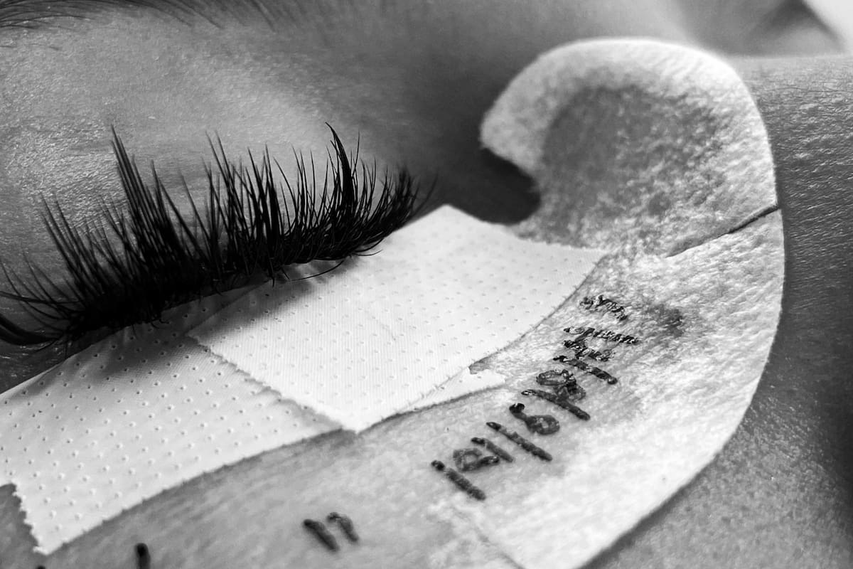 Cuidado de las pestañas después de los 50: claves prácticas para mantener una mirada definida