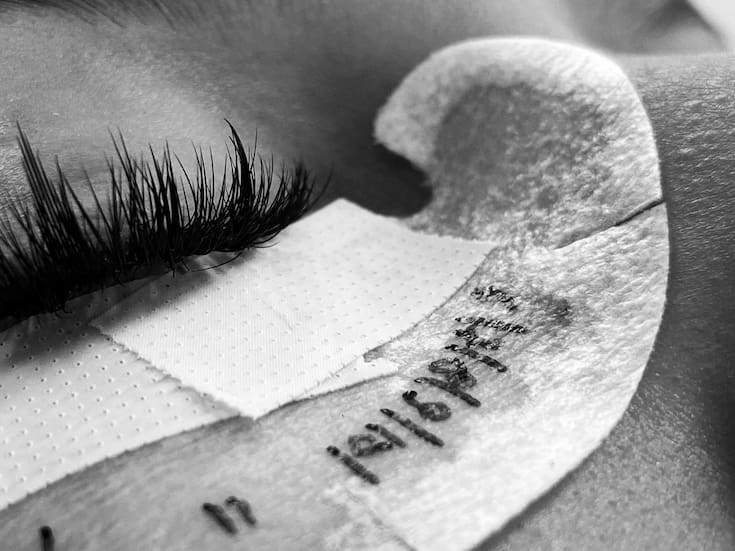 Cuidado de las pestañas después de los 50: claves prácticas para mantener una mirada definida