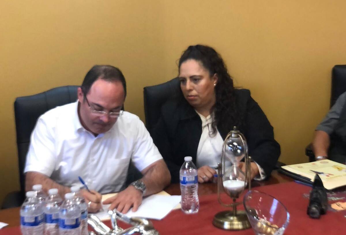El convenio de la Asociación Pro Bomberos de Rosarito fue firmado por las autoridades municipales este miércoles.