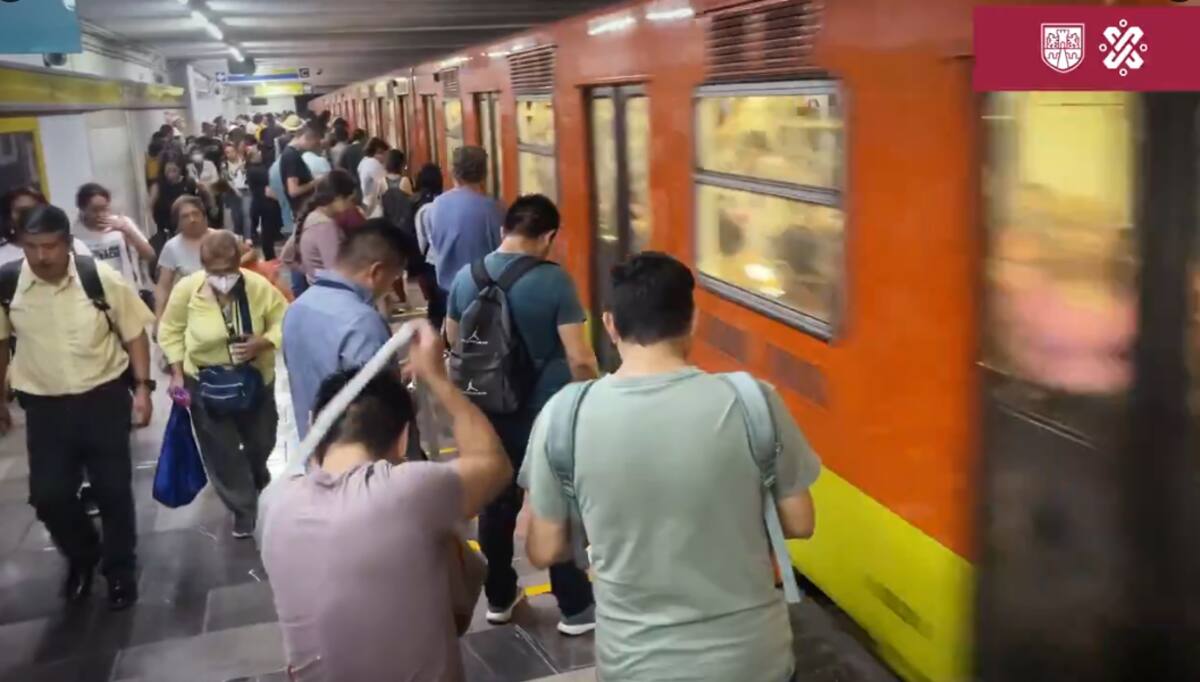 Usuarios esperan el metro. / @MetroCDMX